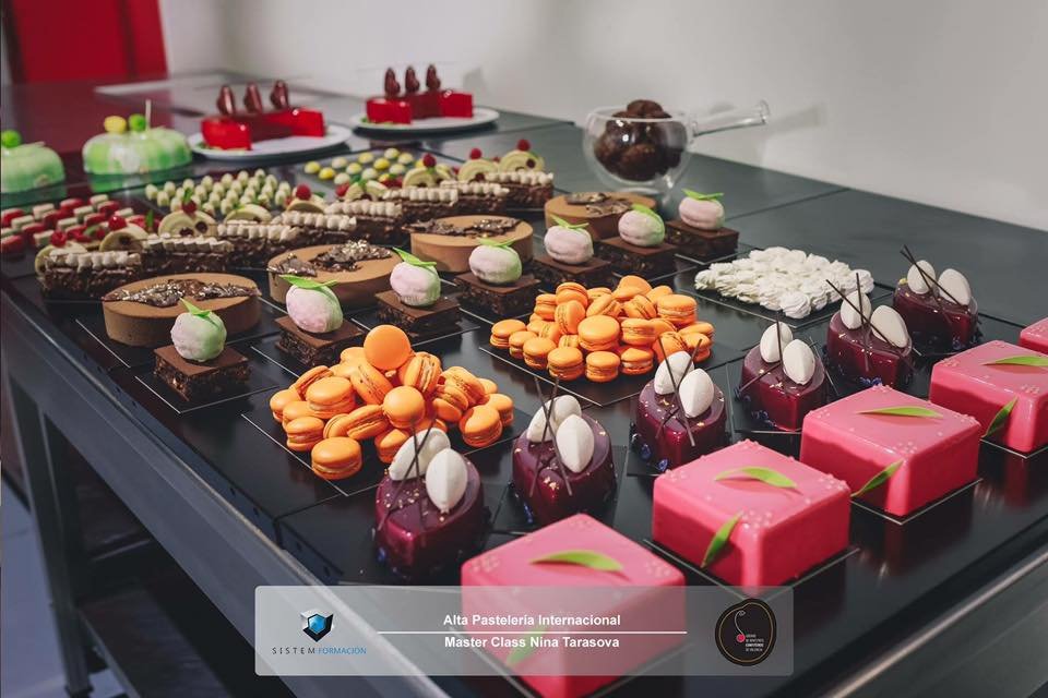 Mesa de postres de alta pastelería en formación profesional