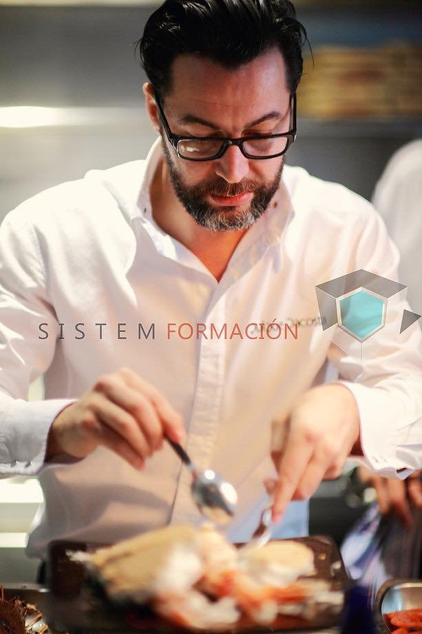 Chef trabajando en formación de cocina profesional para restaurantes