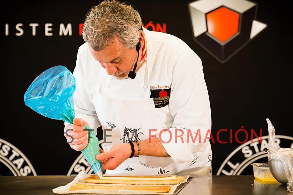 Chef impartiendo formación de pastelería profesional